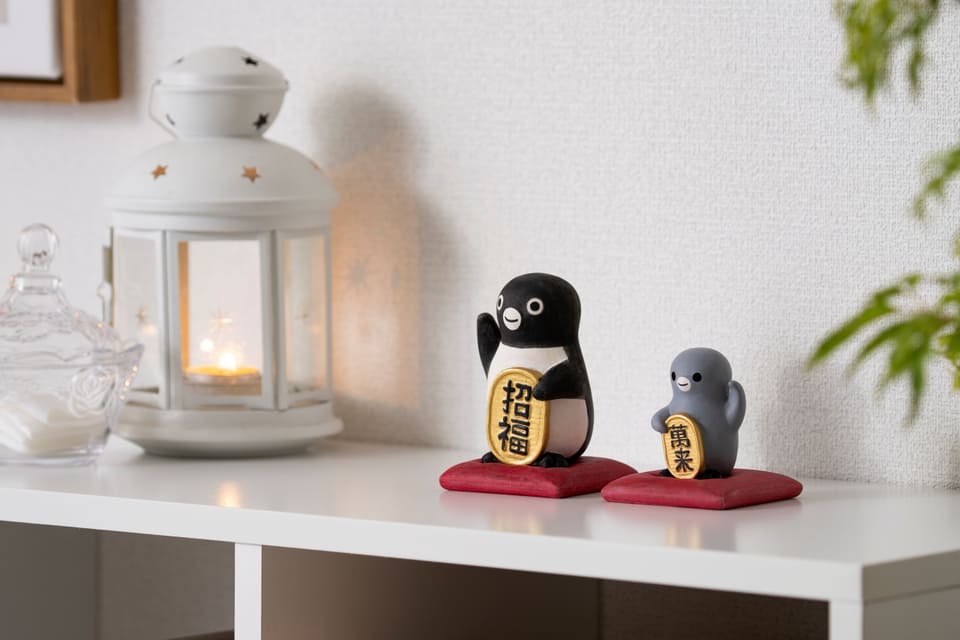 Suicaのペンギン」が招きペンギンに！ 昨年即完“木彫り鏡餅”は子