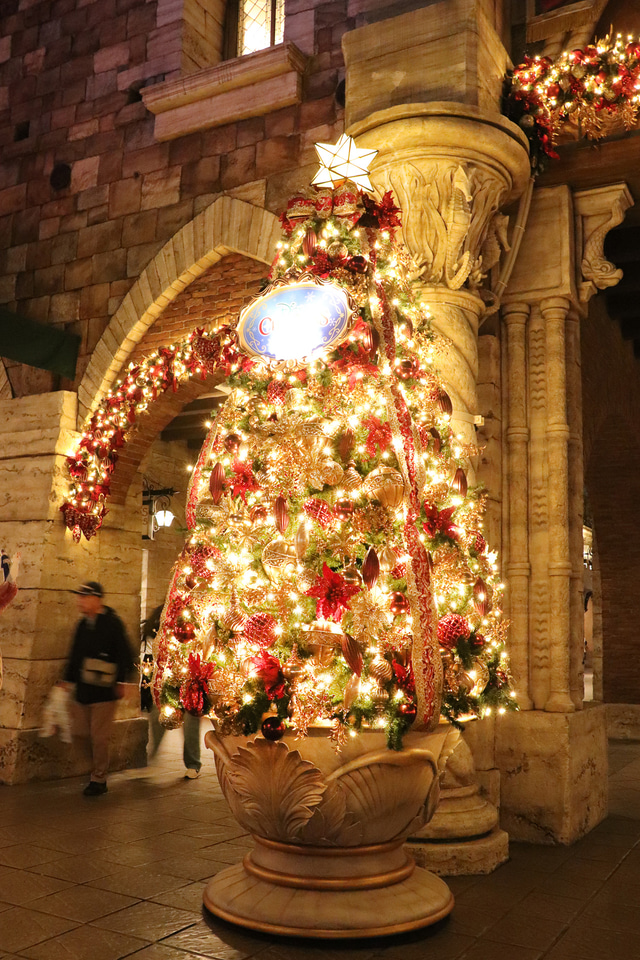 東京ディズニーシーのクリスマスは夜も必見！ 巨大ツリーの点灯の瞬間