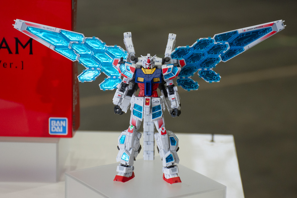 グラスフェザー装備のガンダム（RX-78F00/E）、JALとともに飛ぶ！ 大阪