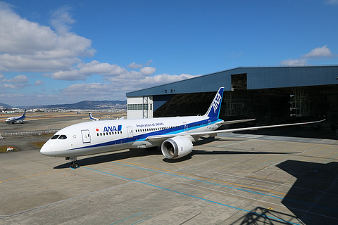 ANA、ボーイング 787-8初号機「JA801A」が光輝く通常塗装となって