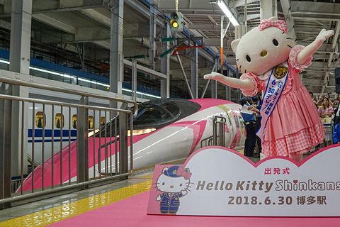 キティちゃんのかわいすぎる大福セットもある「ハローキティ新幹線CAFE