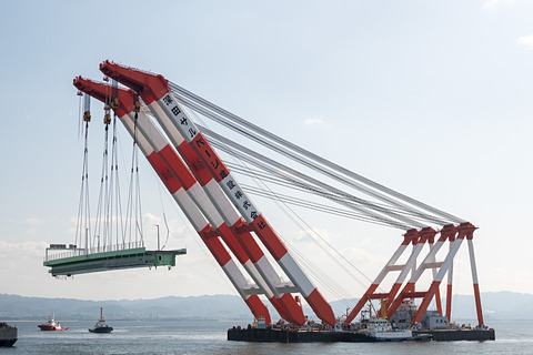 関空連絡橋の橋桁架設作業スタート。深田サルベージ建設のFC船「武蔵