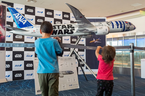 ANA、スター・ウォーズ最新作公開に合わせ、R2-D2/C-3PO特別塗装機を