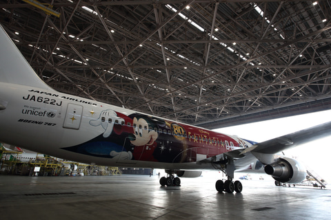 JAL、ディズニー映画「ファンタジア」公開80周年の特別塗装機就航