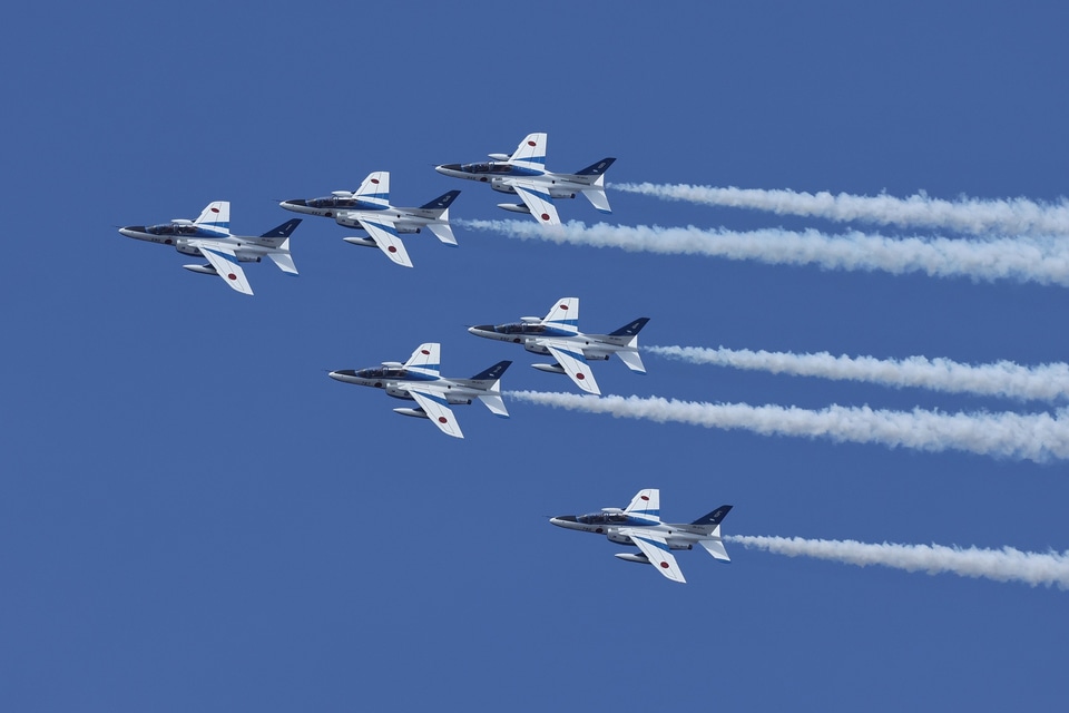 ブルーインパルスが万博上空に来たぞ！ 大屋根リングで見た7課目の展示