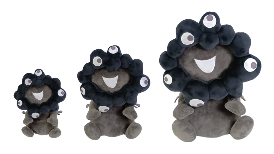 黒ミャクミャクぬいぐるみ、万博会場内ストア限定で新登場。お手玉風