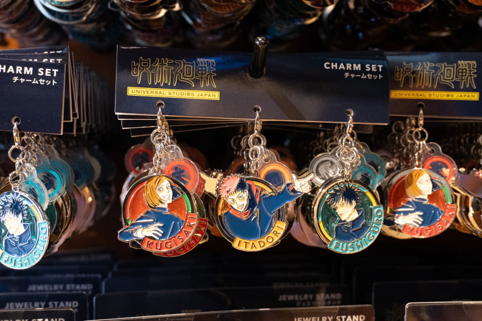 USJ、「呪術廻戦」の限定グッズを撮り下ろしで紹介！ 虎杖たちの