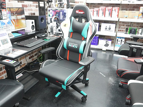 レーシングミク2023 Ver.」のゲーミングチェアがTSUKUMOで展示スタート