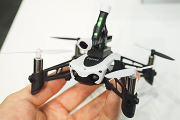 キャノン発射、角砂糖も運べるミニドローン「Parrot Mambo」 - AV Watch