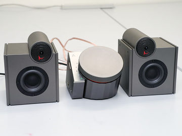 Astell&Kernのアルミ小型スピーカー「ACRO S1000」。L1000と繋ぎ卓上