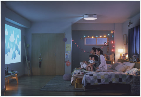 フルHDに進化した照明型プロジェクタ「popIn Aladdin 2」。4畳でも60型