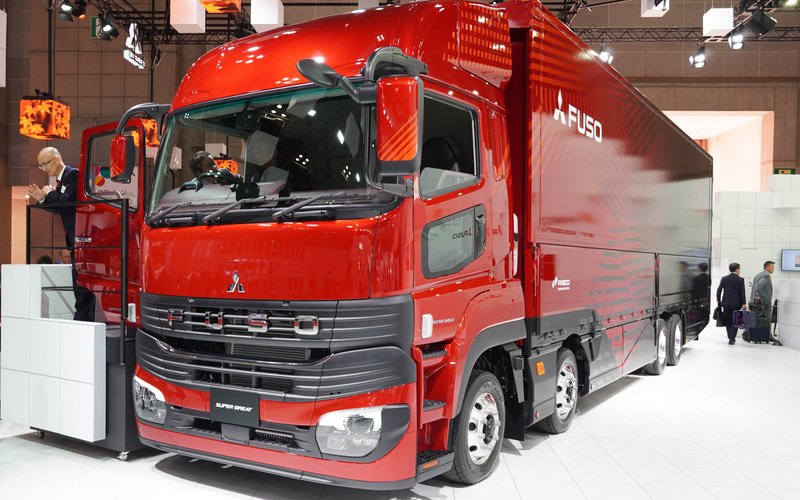 三菱ふそうの新型「スーパーグレート」の“ブラックベルトデザイン