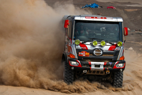 モースポフェス 2020 SUZUKA」でダカールラリー11連覇の「日野