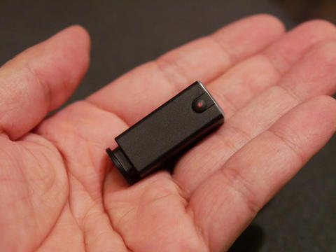 大きさ角砂糖3つ分のウェアラブルカメラ「OPKIX ONE」日本発売