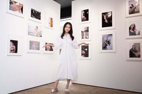写真展レポート】“素の彼女”に出会える場所——「May J.×Fujisato Ichiro