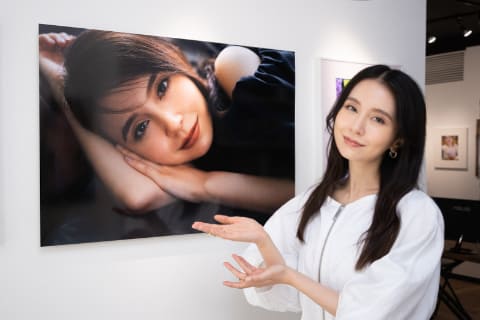 写真展レポート】“素の彼女”に出会える場所——「May J.×Fujisato Ichiro