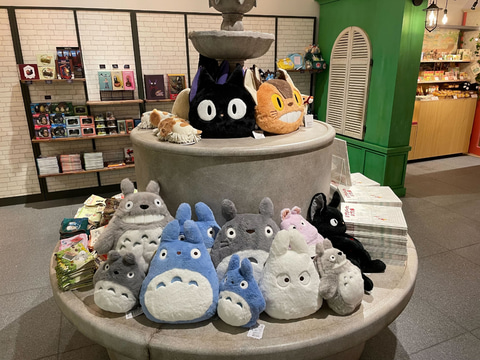 ジブリパークとジブリ展」先行フォトレポート！ ネコバス、ハウルの城