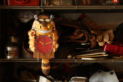 目と尻尾が揺れる！ 「となりのトトロ」より「ネコバス振り子時計」が