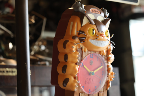 目と尻尾が揺れる！ 「となりのトトロ」より「ネコバス振り子時計」が