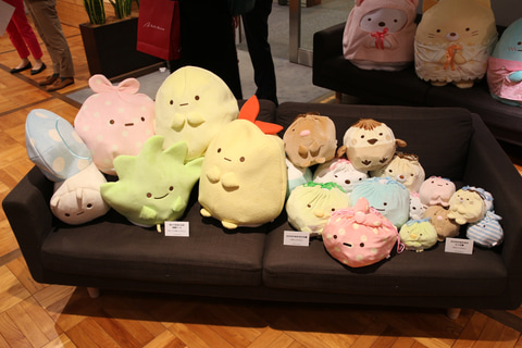 ベルメゾン、「すみっコぐらし」の“布団収納ぬいぐるみ”が大きくて