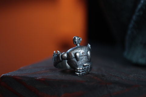 ラピュタ」のロボット兵が指をギュッと包んでくれるシルバーリングが