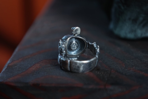 ラピュタ」のロボット兵が指をギュッと包んでくれるシルバーリングが