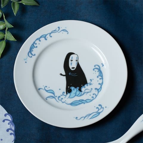 千と千尋の神隠し」より波にあおられたカオナシが描かれた食器「海原