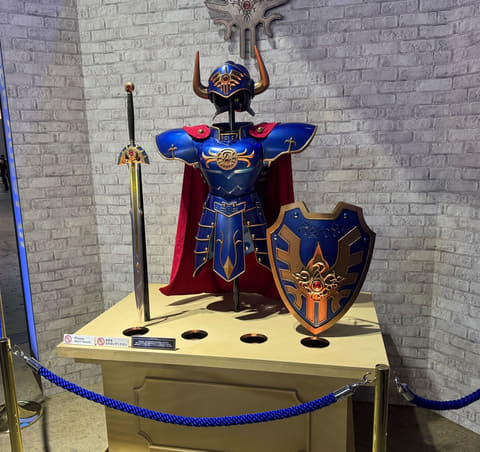 ドラクエ」等身大ロト装備が展示！ スクエニブースで伝説の勇者の装備