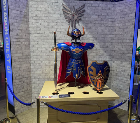 ドラクエ」等身大ロト装備が展示！ スクエニブースで伝説の勇者の装備