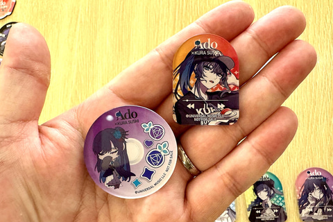 Ado×くら寿司オリジナルグッズを撮り下ろし！ コラボは本日11月1日より