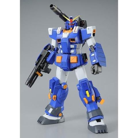 ゴツいブルーの装甲が目を引く「MG 1/100 フルアーマーガンダム