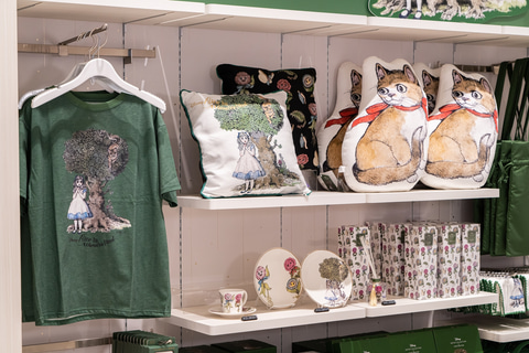 ディズニーフラッグシップ東京】ヒグチユウコ氏描く「アリス」グッズが