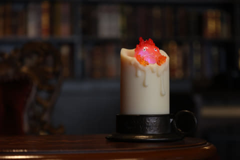 映画「ハウルの動く城」のカルシファーがライトになって登場