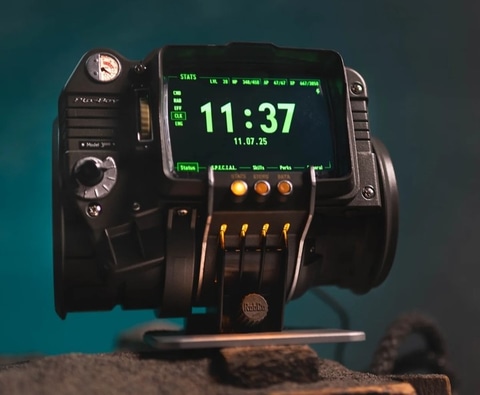 Fallout3」「FalloutNV」のPip-Boyレプリカ登場！ 中身も徹底再現で腕