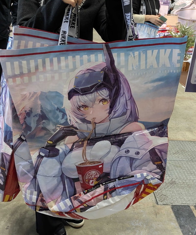 勝利の女神：NIKKE」ブースでスノーホワイトに食べ物をプレゼント