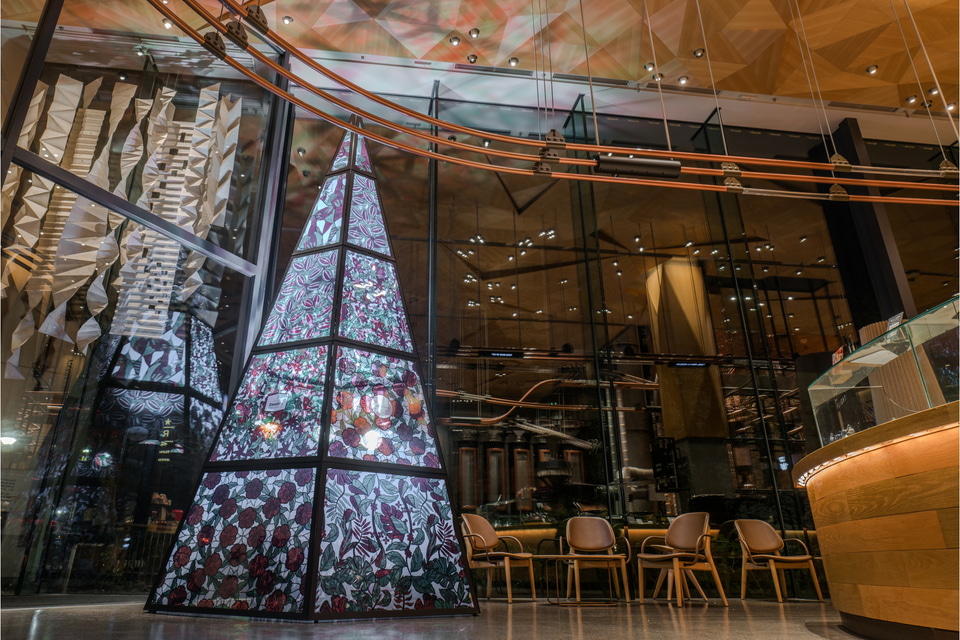 スターバックス リザーブ ロースタリー 東京、高さ4.5mの「ステンド