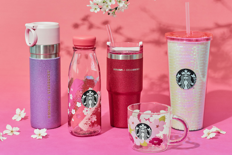 スタバ「SAKURAグッズ」第1弾、ビビットカラーの“バッグ/ボトル
