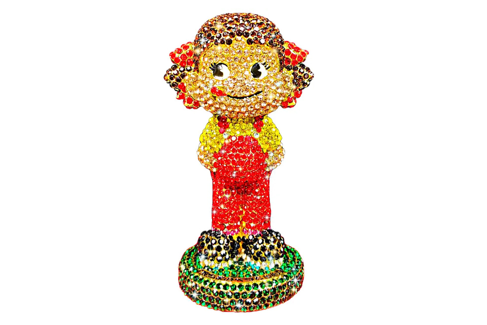 不二家、創業115周年を記念した全身クリスタルの「ペコちゃん人形