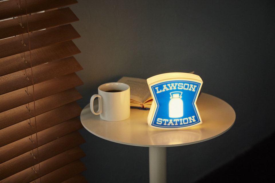 ローソンの看板がそのままクッションに!? ルームライト/キーホルダーも