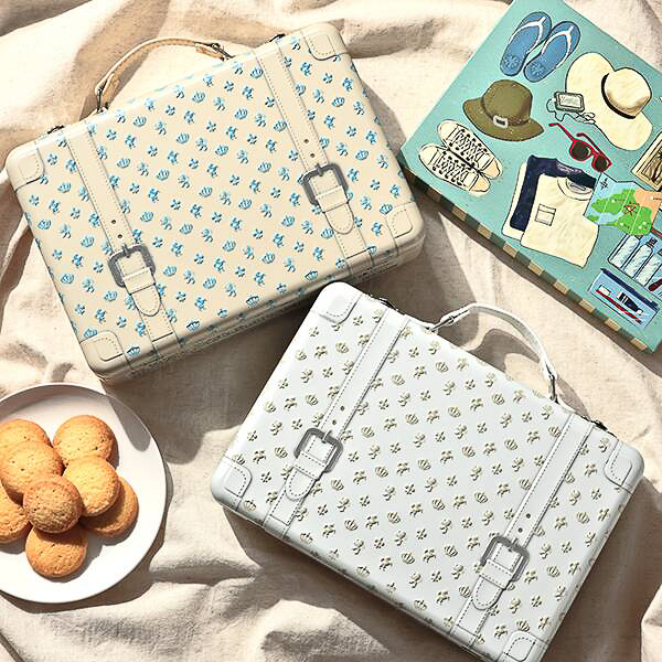 カルディ、旅に出たくなる「トランク缶 サマー」発売 - グルメ Watch