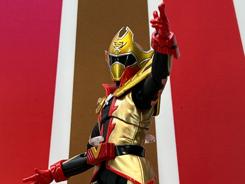 機界戦隊ゼンカイジャー」より「ツーカイザー」のS.H.Figuartsが参考