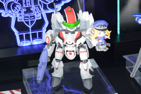 歌姫とバルキリー、より親しみやすい3段変形！ 「マクロス」、「TINY