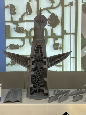 模型ホビーショー】芸術は爆発だ。海洋堂よりプラモデル「太陽の塔」の
