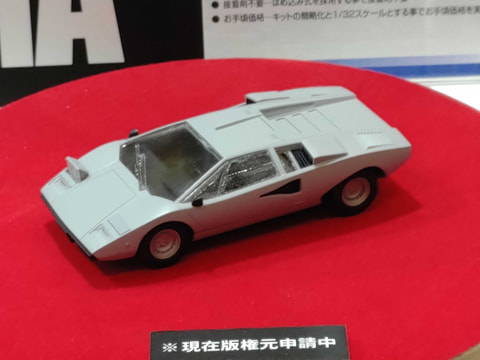 ランボルギーニの新・旧「カウンタック」プラモが同時展示！アオシマ