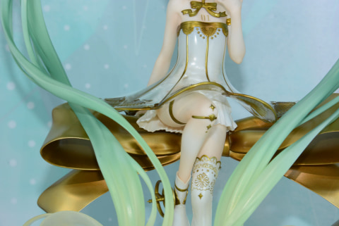 神秘的な透明感……。ずっと見つめていたい「初音ミクシンフォニー