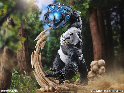 呪術廻戦」より戦闘中の躍動感あふれるシーンを再現したパンダの