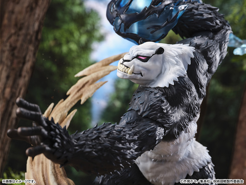 呪術廻戦」より戦闘中の躍動感あふれるシーンを再現したパンダの