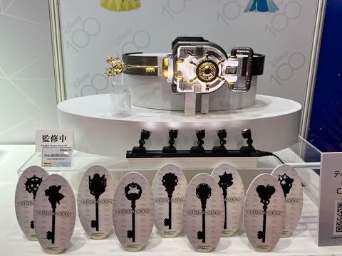 ディズニー100」より蒸気船をイメージした舵輪が表現されたベルトが