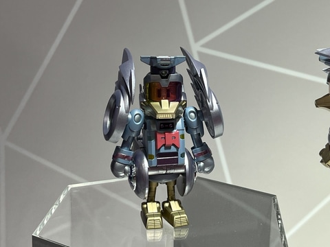 ディズニー100」ミッキーたちが超合金に!? 全員集合で巨大ロボへ合体