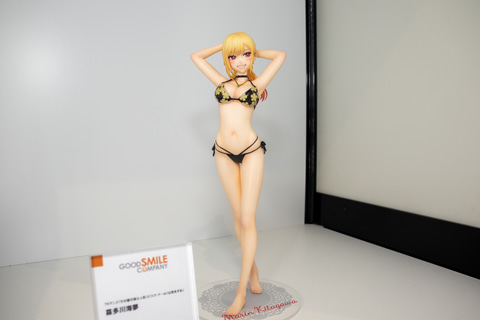 着せ恋」、喜多川海夢の水着フィギュアが大胆ポーズで展示